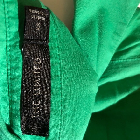 The limited kelly green buttondown 3/4 sleeve top - Picture 5 of 8